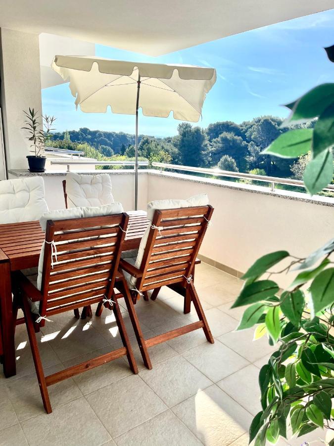 Beautiful Two-Bedroom Seaside Apartment In Premantura Exterior photo